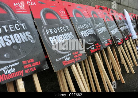 Glasgow, UK, le 30 Nov 2011. Des pancartes des grévistes s'appuyer contre le mur à Glasgow au point de rassemblement dans la rue de la navette avant le mois de mars. On estime à 2 millions le secteur public les membres de l'union s'est joint à une journée de grève pour protester contre les menaces à leur pension. Banque D'Images