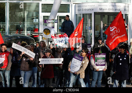 Euston Road University College Hospital UCL London, UK, 30/11/2011, les manifestants à Londres, Londres a été frappé aujourd'hui par le secteur public, la grève sur les retraites. Les agents de santé en grève avec des pancartes. Banque D'Images