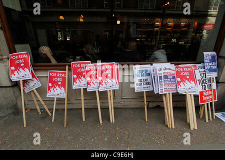 Lincoln's Inn Fields, Holborn, Londres, Royaume-Uni, 30/11/2011 — des pancartes s'appuient contre une fenêtre de restaurant lors d'une grève du secteur public sur les réformes des retraites, qui fait partie des manifestations à Londres Banque D'Images
