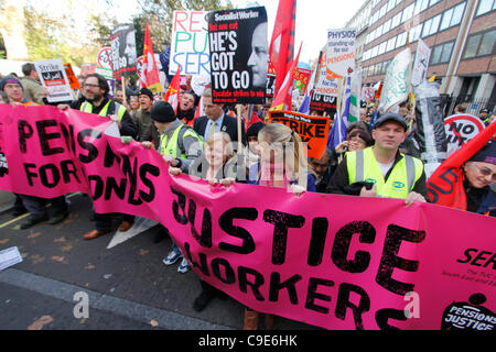 Lincolns Inn domaine Holborn, London, UK, 30/11/2011, les manifestants à Londres, Londres a été frappé aujourd'hui par le secteur public, la grève sur les retraites, les membres de l'Union européenne préparer à mars avec des pancartes Banque D'Images