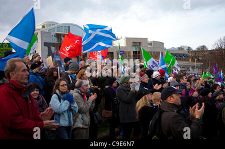 Edinburgh, Royaume-Uni. 30Th Nov, 2011. Les travailleurs du secteur public et les membres de l'Union européenne manifestent devant le Parlement dans le centre-ville d'Édimbourg au cours d'une journée de grèves contre les changements prévus aux plans de pension et de compressions budgétaires. Banque D'Images