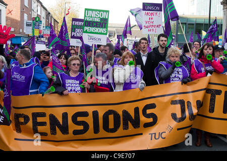 L'Unisson Mars Manchester, UK. 30Th Nov, 2011. Les travailleurs du secteur public en grève le centre-ville de Manchester en mars pour protester contre les régimes de retraite du gouvernement. voir de grandes 'pensions Justice' bannière. Banque D'Images