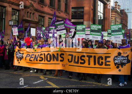 L'Unisson Mars Manchester, UK. 30Th Nov, 2011. L'UNISSON frappant les travailleurs du secteur public mars dans le centre-ville de Manchester, pour protester contre les régimes de retraite du gouvernement, voir de grands 'pensions Justice' bannière. Banque D'Images