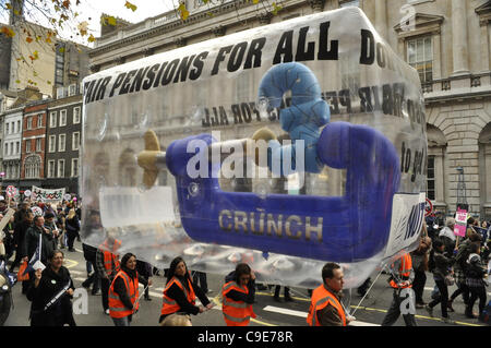 London, UK, 30/11/2011 Les grévistes de mars à Londres centrale portant une mascotte gonflable pour protester contre les réductions du secteur public dans l'un des plus grands conflits du travail pour une génération. Banque D'Images