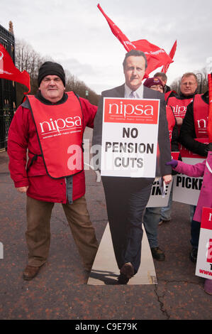 Les travailleurs de Stormont forment une ligne de piquetage, y compris les découpes en carton de David Cameron, lors d'une journée de grève du secteur public. 30/11/2011 BELFAST Banque D'Images