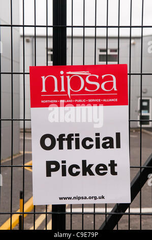 Des affiches à l'extérieur de l'hôpital Mater comme les travailleurs forment une ligne de piquetage pendant une journée de grève du secteur public. 30/11/2011 BELFAST Banque D'Images