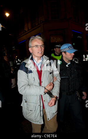 30Th Nov 2011, Haymarket, Londres. Les manifestants sont emmenés menottés par la police et conduit à un entraîneur d'attente après la tentative d'occupation de Panton House off Haymarket, Londres. Selon certains rapports, les manifestants ont été pensé pour faire partie d'Occupy London Stock Exchange (OLSX). Banque D'Images