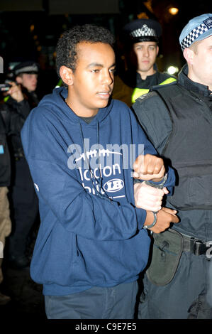 30Th Nov 2011, Haymarket, Londres. Les manifestants sont emmenés menottés par la police et conduit à un entraîneur d'attente après la tentative d'occupation de Panton House off Haymarket, Londres. Selon certains rapports, les manifestants ont été pensé pour faire partie d'Occupy London Stock Exchange (OLSX). Banque D'Images