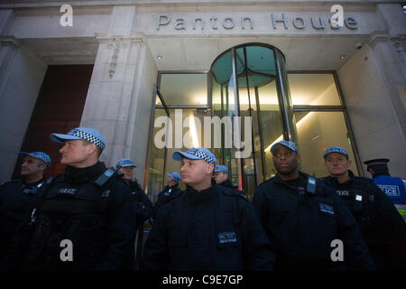 Haymarket, Londres, 30 Nov 2011. Les policiers gardent l'entrée de Panton House, off Haymarket, Londres, que les manifestants sont arrêtés sur le toit de l'édifice. L'occupation a suivi les manifestations du secteur public à Londres. Banque D'Images