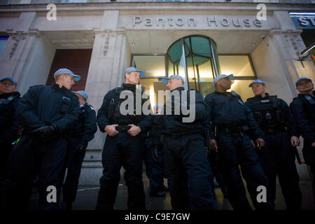 Haymarket, Londres, 30 Nov 2011. Les policiers gardent l'entrée de Panton House, off Haymarket, Londres, que les manifestants sont arrêtés sur le toit de l'édifice. L'occupation a suivi les manifestations du secteur public à Londres. Banque D'Images