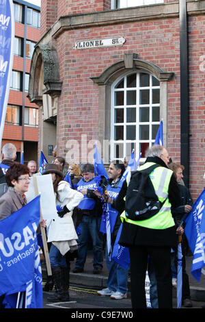 30/11/2011 Les grévistes du secteur public à Birmingham. Des manifestants à Lionel Street Birmingham avant de partir pour la marche à travers la ville. Banque D'Images