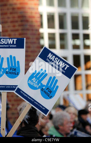 30/11/2011 Les grévistes du secteur public à Birmingham. NASUWT Plaques Banque D'Images