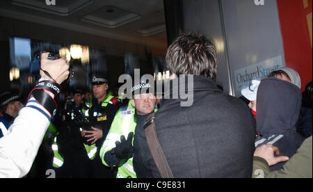 En conflit avec la police manifestants devant la carbonisation Cross station, après la fin de la N30 rallye sur le remblai. Un policier est tombé et une échauffourée entre manifestants et policiers ont suivi. Banque D'Images