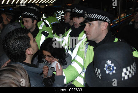 N30 Police proteste : affrontement avec les manifestants et les membres du public sur Haymarket, avec force et poussez-les vers le bas de la route, loin d'un confinement de la police sur Panton Street. Banque D'Images