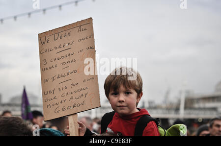 Enfant tient signe à N30 rallye sur le Parlement fin de remblai, à proximité de stade, que des haut-parleurs s'adresser à la foule. Banque D'Images