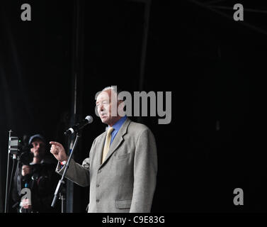 Ken Livingstone traite de N30 Rassemblement au Parlement la fin de l'Embankment. Il soutient l'action de grève et de demandes de pensions des députés sont 'gold-plated'. Banque D'Images