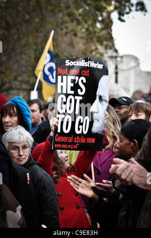 Girl est titulaire d'un placard jusqu'à N30 rallye sur le Parlement fin de remblai. Ken Livingstone et d'autres intervenants ont abordé la foule plus de retraite du secteur public. Banque D'Images