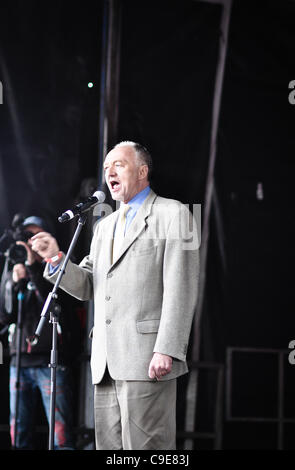 Ken Livingstone traite de N30 Rassemblement au Parlement la fin de l'Embankment. Il soutient l'action de grève et de demandes de pensions des députés sont 'gold-plated'. Banque D'Images