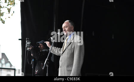 Ken Livingstone traite de N30 Rassemblement au Parlement la fin de l'Embankment. Il soutient l'action de grève et de demandes de pensions des députés sont 'gold-plated'. Banque D'Images
