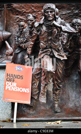 Placard laissé par manifestant en plus de bataille d'Angleterre monument, juste derrière la scène du N30 rallye sur le remblai : 'Touche pas à nos retraites". Le rallye vient de s'achever. Banque D'Images