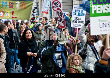 Londres, Royaume-Uni. 30Th Nov, 2011. Des milliers de travailleurs du secteur public en grève dans les rues de Londres pour protester contre les plans du gouvernement pour la réforme des pensions. On estime que près de deux millions de travailleurs du secteur public ont pris part à des grèves à travers le Royaume-Uni Banque D'Images