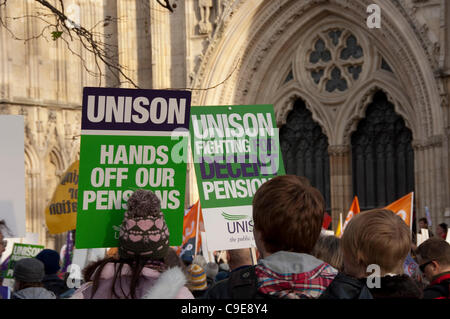 Travailleurs du secteur public en grève le syndicat Unison devant le Minster York North Yorkshire Angleterre Royaume-Uni GB Grande-Bretagne Banque D'Images