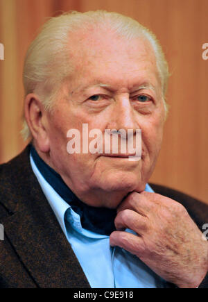 Animateur tchèque Zdenek Miler, créateur d'un personnage des dessins animés de la Mole, célèbre son 88e anniversaire à Prague, le 5 mars 2009. (Photo/CTK Michal Dolezal) Banque D'Images