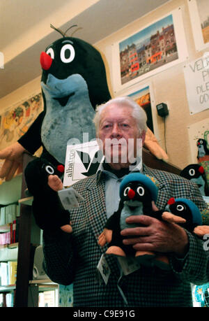 Animateur tchèque Zdenek Miler, créateur d'un personnage des dessins animés de la Mole. En République tchèque, le 3 avril 1999. (Photo/CTK Tomas Novak) Banque D'Images