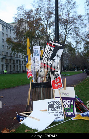 Suite des bannières suivantes sous-évaluées au cours d'une grève des travailleurs du secteur public à Londres, Royaume-Uni, le mercredi 30 novembre, 2011. Une estimation de deux millions de travailleurs du secteur public ont pris part à la grève à l'échelle du Royaume-Uni sur les propositions du gouvernement pour modifier leur pension. Banque D'Images