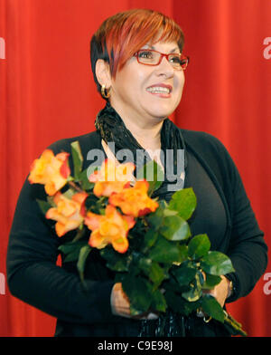 Mezzo-soprano Dagmar Peckova photographié après projection du film Ticket to Paradise, à Prague, République tchèque à partir du 1er décembre 2011. Le film a été tourné sur sa carrière de chanteur et Jubilé anniversaire. (Photo/CTK Stanislav Zbynek) Banque D'Images