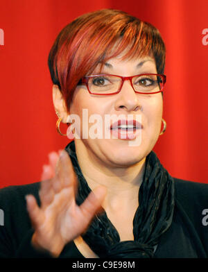 Mezzo-soprano Dagmar Peckova photographié après projection du film Ticket to Paradise, à Prague, République tchèque à partir du 1er décembre 2011. Le film a été tourné sur sa carrière de chanteur et Jubilé anniversaire. (Photo/CTK Stanislav Zbynek) Banque D'Images