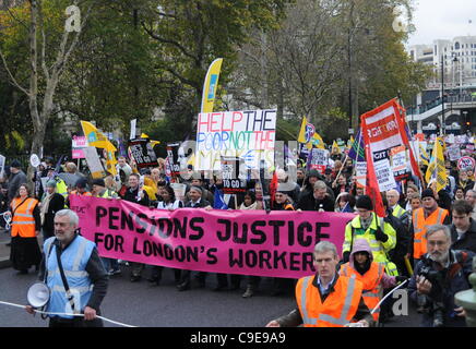 Des milliers de manifestants dans les rues pendant la grève du secteur public. La N30 mars a débuté à Lincoln's Inn serpentait sur le terrain et c'est manière le long de la bande et a terminé avec un rassemblement à Victoria Embankment. UK, Londres, 30/11/11 Banque D'Images