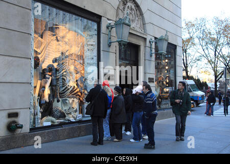 Fenêtres de Bergdorf Goodman department store Décorées pour Noël de magasinage des Fêtes, la Cinquième Avenue, Manhattan, New York City, USA le Jeudi, Décembre 1, 2011. Banque D'Images