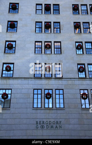 Bergdorf Goodman department store Décorées pour Noël de magasinage des Fêtes, la Cinquième Avenue, Manhattan, New York City, USA le Jeudi, Décembre 1, 2011. Banque D'Images