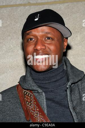 Javier Colon lors d'une comparution dans le cadre de la 79e assemblée annuelle de l'éclairage de l'arbre de Noël du Rockefeller Center, Rockefeller Plaza, New York, NY Le 30 novembre 2011. Photo par : Desiree Navarro/Everett Collection Banque D'Images