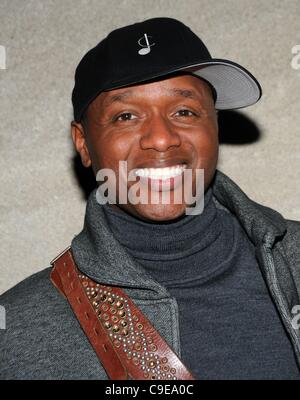 Javier Colon lors d'une comparution dans le cadre de la 79e assemblée annuelle de l'éclairage de l'arbre de Noël du Rockefeller Center, Rockefeller Plaza, New York, NY Le 30 novembre 2011. Photo par : Desiree Navarro/Everett Collection Banque D'Images