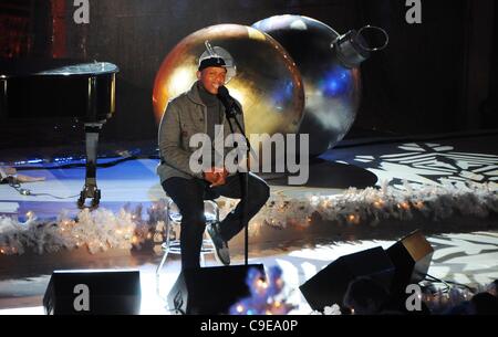 Javier Colon lors d'une comparution dans le cadre de la 79e assemblée annuelle de l'éclairage de l'arbre de Noël du Rockefeller Center, Rockefeller Plaza, New York, NY Le 30 novembre 2011. Photo par : Desiree Navarro/Everett Collection Banque D'Images