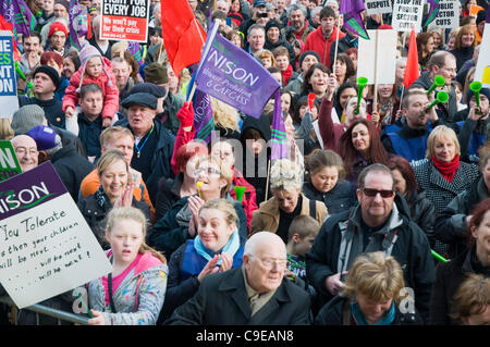 À partir de mars les marcheurs pierhead à St George's Hall Liverpool plateau pour protester contre les coupes dans les retraites sur une grève d'une journée nationale Banque D'Images