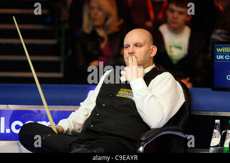 ADRIAN GUNNELL UK SNOOKER CHAMPIONSHIP YORK BARBICAN YORK Angleterre 05 Décembre 2011 Banque D'Images