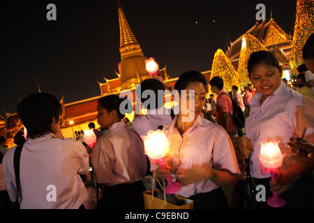 Les thaïs brandis un bougies lors d'une cérémonie célébrant l'anniversaire du roi Bhumibol Adulyadej à Grand Palais le 5 décembre 2011 à Bangkok, Thaïlande. Le roi thaïlandais est le plus long règne monarque qui est considéré comme un demi-dieu par de nombreux Thaïlandais . Banque D'Images