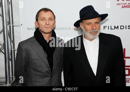 Goran Kostic, Rade Serbedzija aux arrivées À LA TERRE DU SANG ET DU MIEL Premiere, School of Visual Arts (SVA) Theatre, New York, NY Le 5 décembre 2011. Photo par : Desiree Navarro/Everett Collection Banque D'Images