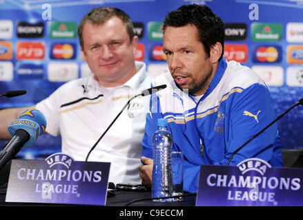 Viktoria Plzen's manager Pavel Vrba, gauche, et le capitaine Pavel Horvath, droite, lors d'une conférence de presse au Synot Tip Arena stade Eden à Prague, lundi, 5 décembre 2011. Viktoria Plzen jouer l'AC Milan en Ligue des Champions leur dernier groupe H match de football à Prague, mardi. (CTK Photo/Vit Simanek) Banque D'Images