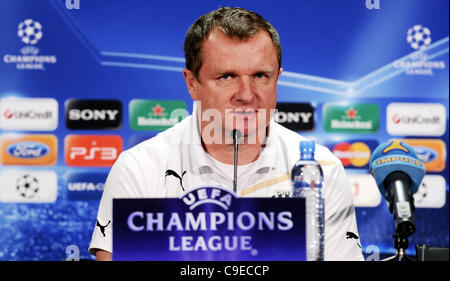 Viktoria Plzen's manager Pavel Vrba parle lors d'une conférence de presse au Synot Tip Arena stade Eden à Prague, lundi, 5 décembre 2011. Viktoria Plzen jouer l'AC Milan en Ligue des Champions leur dernier groupe H match de football à Prague, mardi. (CTK Photo/Vit Simanek) Banque D'Images