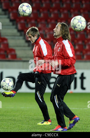 Petr Jiracek de Viktoria Plzen durant la formation Synot Tip Arena stade Eden à Prague, lundi, 5 décembre 2011. Viktoria Plzen jouer l'AC Milan en Ligue des Champions leur dernier groupe H match de football à Prague, mardi. (CTK Photo/Vit Simanek) Banque D'Images