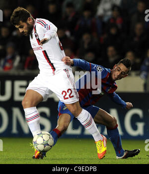 Antonio Nocerino de Milan (à gauche) et Milan Petrzela de Viktoria pendant leur dernière du groupe H de la Ligue des Champions match de football FC Viktoria Plzen vs AC Milan à Synot Tip Arena stade Eden à Prague, République tchèque, le mardi 6 décembre 2011. (CTK Photo/Vit Simanek) Banque D'Images