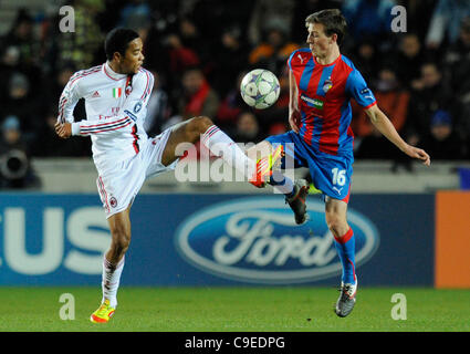 Urby Emanuelson de Milan (à gauche) et Vladimir Darida de Viktoria pendant leur dernière groupe H de la Ligue des Champions match de football FC Viktoria Plzen vs AC Milan à Synot Tip Arena stade Eden à Prague, République tchèque, le mardi 6 décembre 2011. (Photo/CTK Michal Kamaryt) Banque D'Images