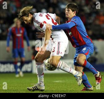 Massimo Ambrosini de Milan (à gauche) et Vaclav Pilar de Viktoria pendant leur dernière du groupe H de la Ligue des Champions match de football FC Viktoria Plzen vs AC Milan à Synot Tip Arena stade Eden à Prague, République tchèque, le mardi 6 décembre 2011. (CTK Photo/Vit Simanek) Banque D'Images