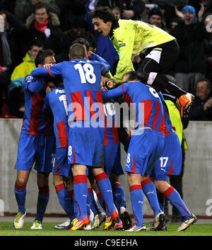 Les joueurs célèbrent deuxième but Viktoria pendant leur dernière du groupe H de la Ligue des Champions match de football FC Viktoria Plzen vs AC Milan à Synot Tip Arena stade Eden à Prague, République tchèque, le mardi 6 décembre 2011. (CTK Photo/Vit Simanek) Banque D'Images