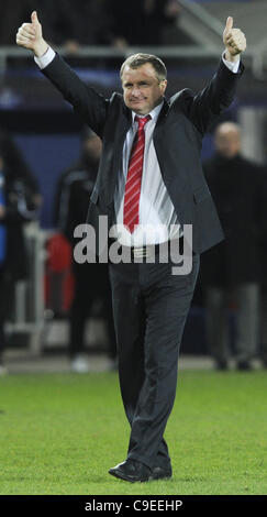 De l'entraîneur Pavel Vrba Viktoria grâce aux fans et célèbre la victoire finale dans le groupe H de la Ligue des Champions match de football FC Viktoria Plzen vs AC Milan à Synot Tip Arena stade Eden à Prague, République tchèque, le mardi 6 décembre 2011. (CTK Photo/Vit Simanek) Banque D'Images