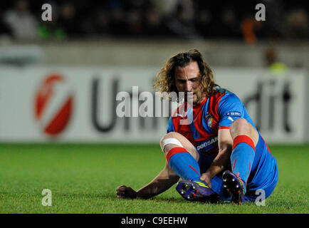 Petr Jiracek de Viktoria blessés pendant leur dernière ligue des Champions groupe H match de football FC Viktoria Plzen vs AC Milan à Synot Tip Arena stade Eden à Prague, République tchèque, le mardi 6 décembre 2011. (Photo/CTK Michal Kamaryt) Banque D'Images